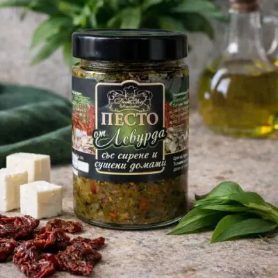 Песто от левурда със сирене и сушени домати
